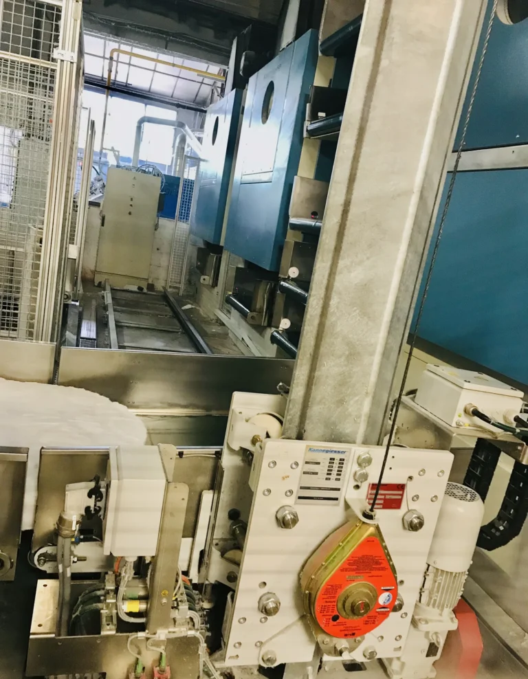 Atelier de la blanchisserie Belle Hortense : machine de pliage du linge