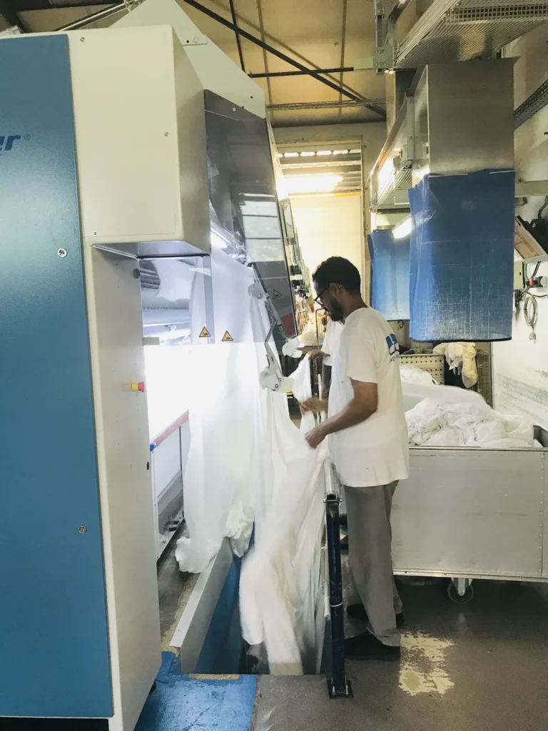 Atelier de la blanchisserie Belle Hortense : employé à la sortie du linge propre