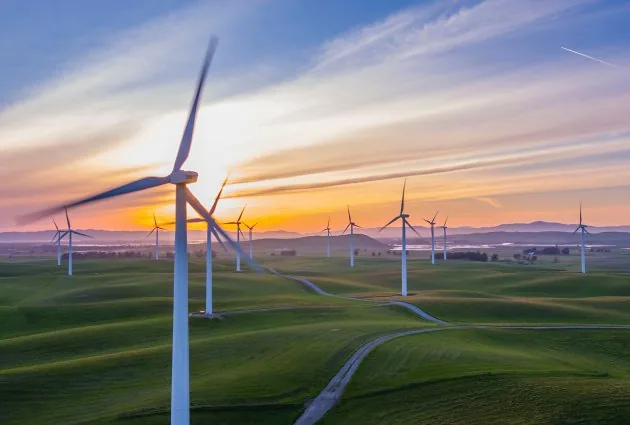 Éoliennes dans un paysage au coucher du soleil