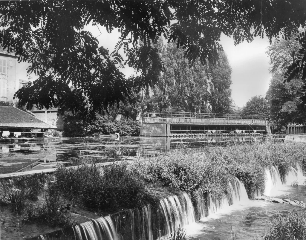 Photo d'archive en noir et blanc : les bateaux lavoirs au bord de l'Ouche