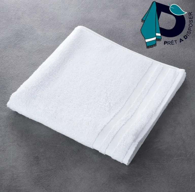 Serviette éponge blanche pliée