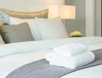 Lit d'hôtel avec serviettes blanches pliées